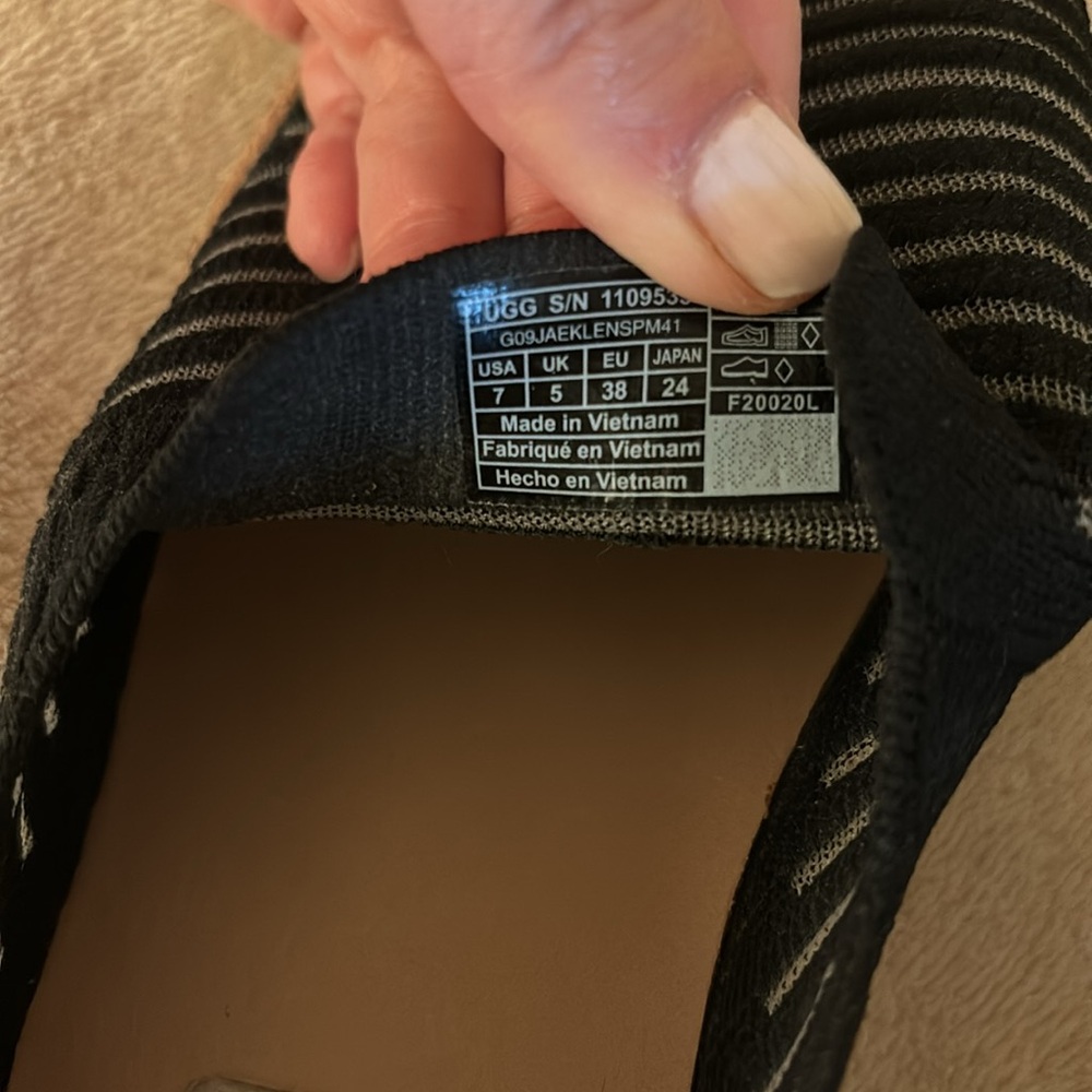 Ugg Sammy slip ons black/ mesh sz 7 - Picture 5 of 5